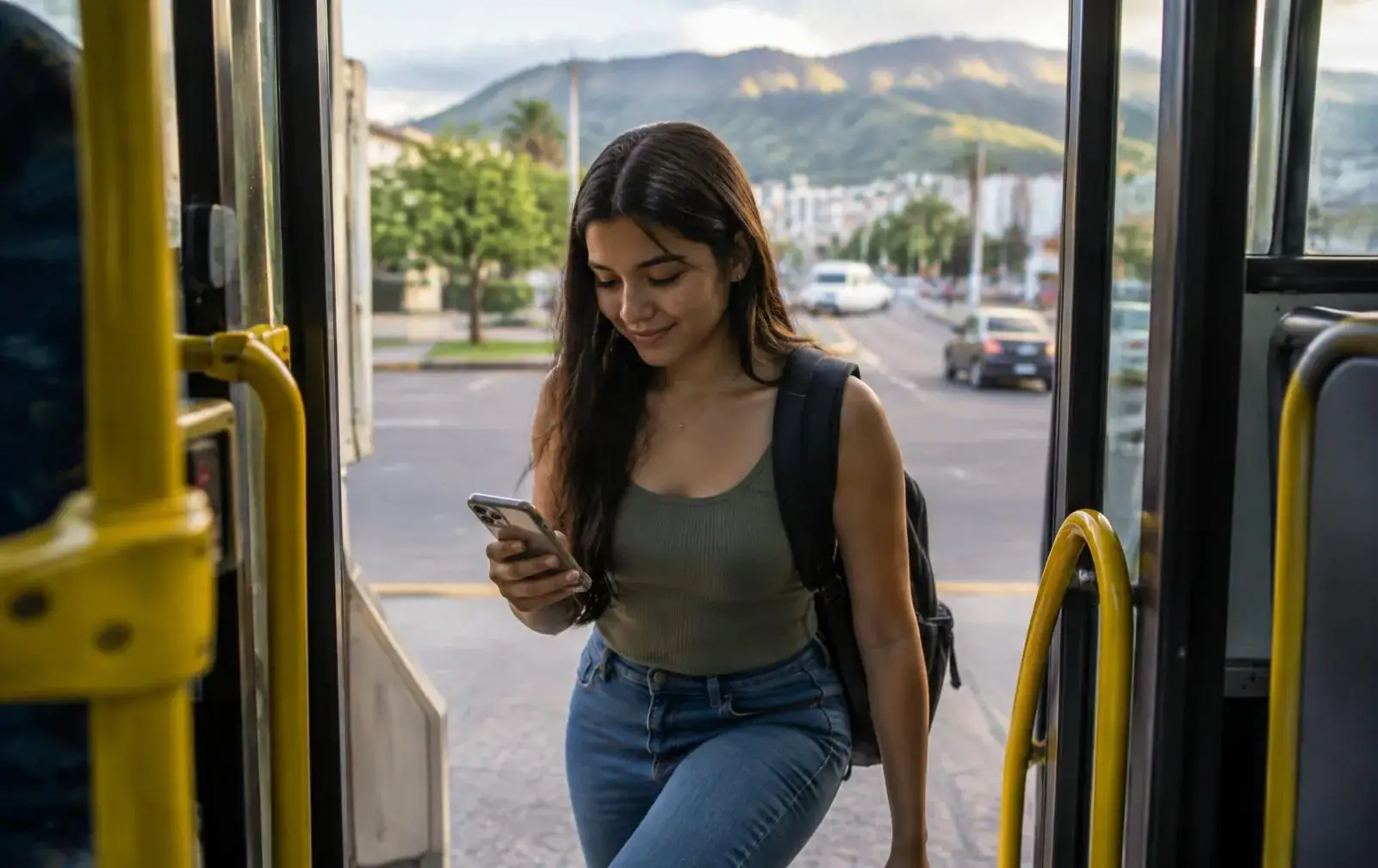 Una joven sube a un bus mirando su celular; imagen conceptual